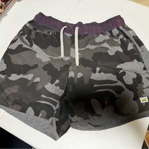 Vuori Shorts Mens Size Small Banks Gray Camo Athleisure Running Performance